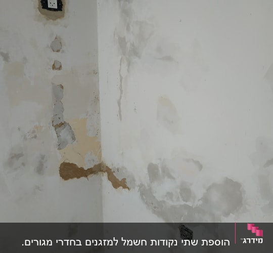 שקע חשמל בקיר עם טיח מתקלף